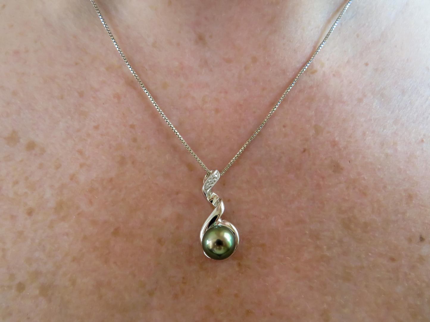 Pearl Pendant with Diamond and 18K White Gold