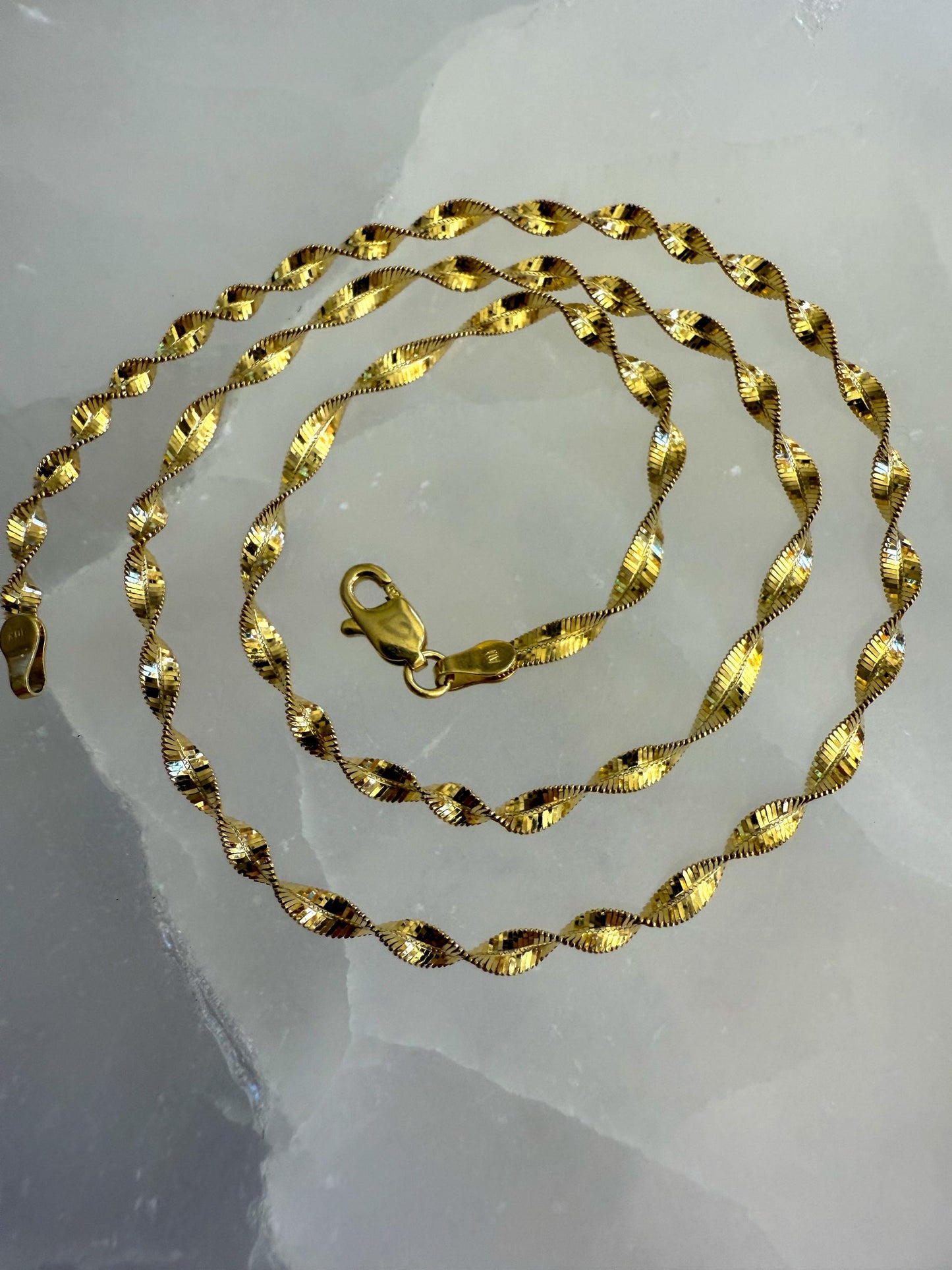 Vintage 10K Yellow Gold Twisted Herringbone Chain 16.5 / 4.1g Shimmery Retro Gold