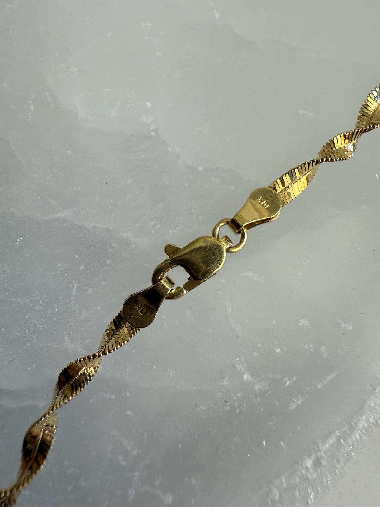 Vintage 10K Yellow Gold Twisted Herringbone Chain 16.5 / 4.1g Shimmery Retro Gold