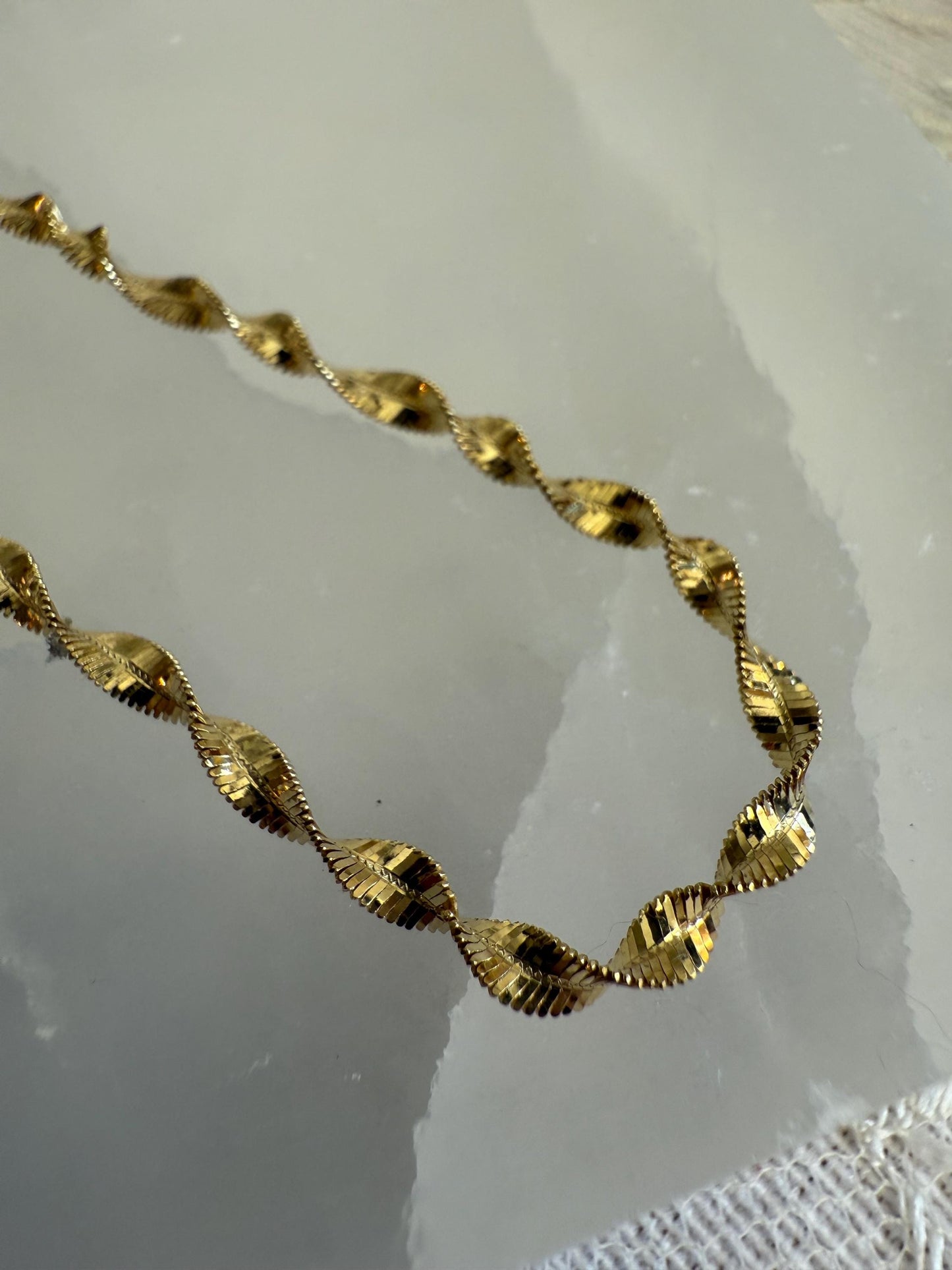 Vintage 10K Yellow Gold Twisted Herringbone Chain 16.5 / 4.1g Shimmery Retro Gold
