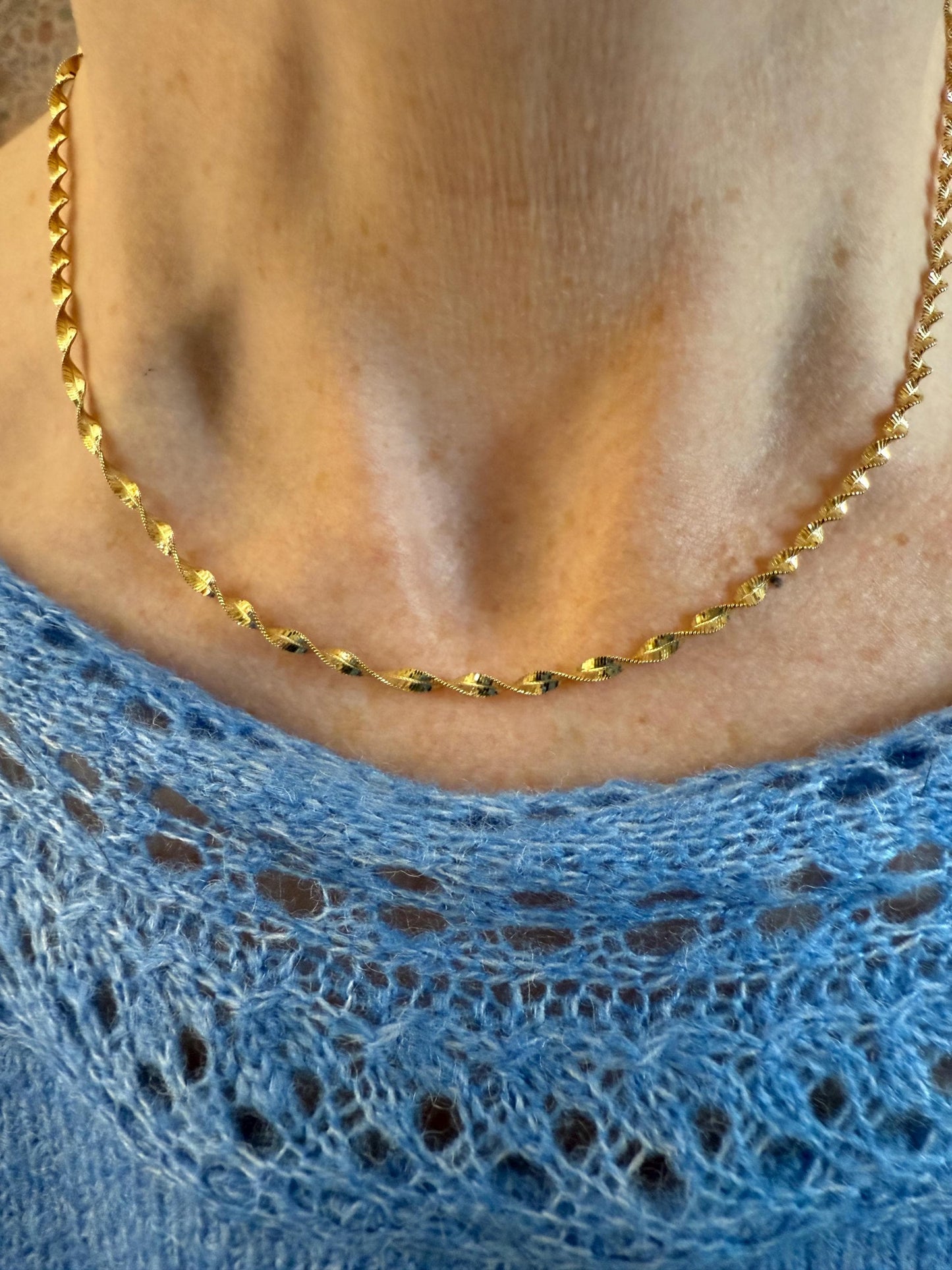 Vintage 10K Yellow Gold Twisted Herringbone Chain 16.5 / 4.1g Shimmery Retro Gold