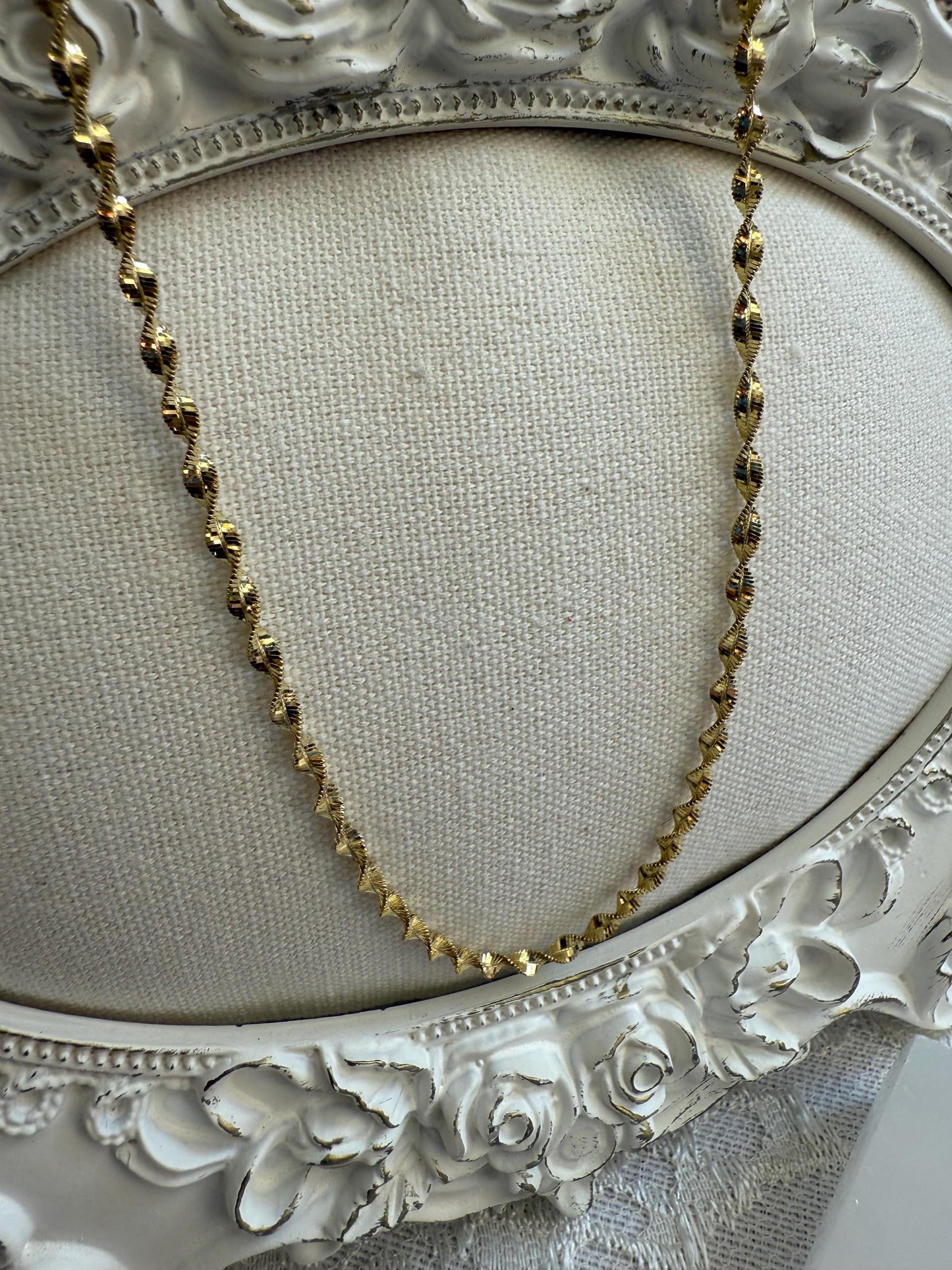 Vintage 10K Yellow Gold Twisted Herringbone Chain 16.5 / 4.1g Shimmery Retro Gold