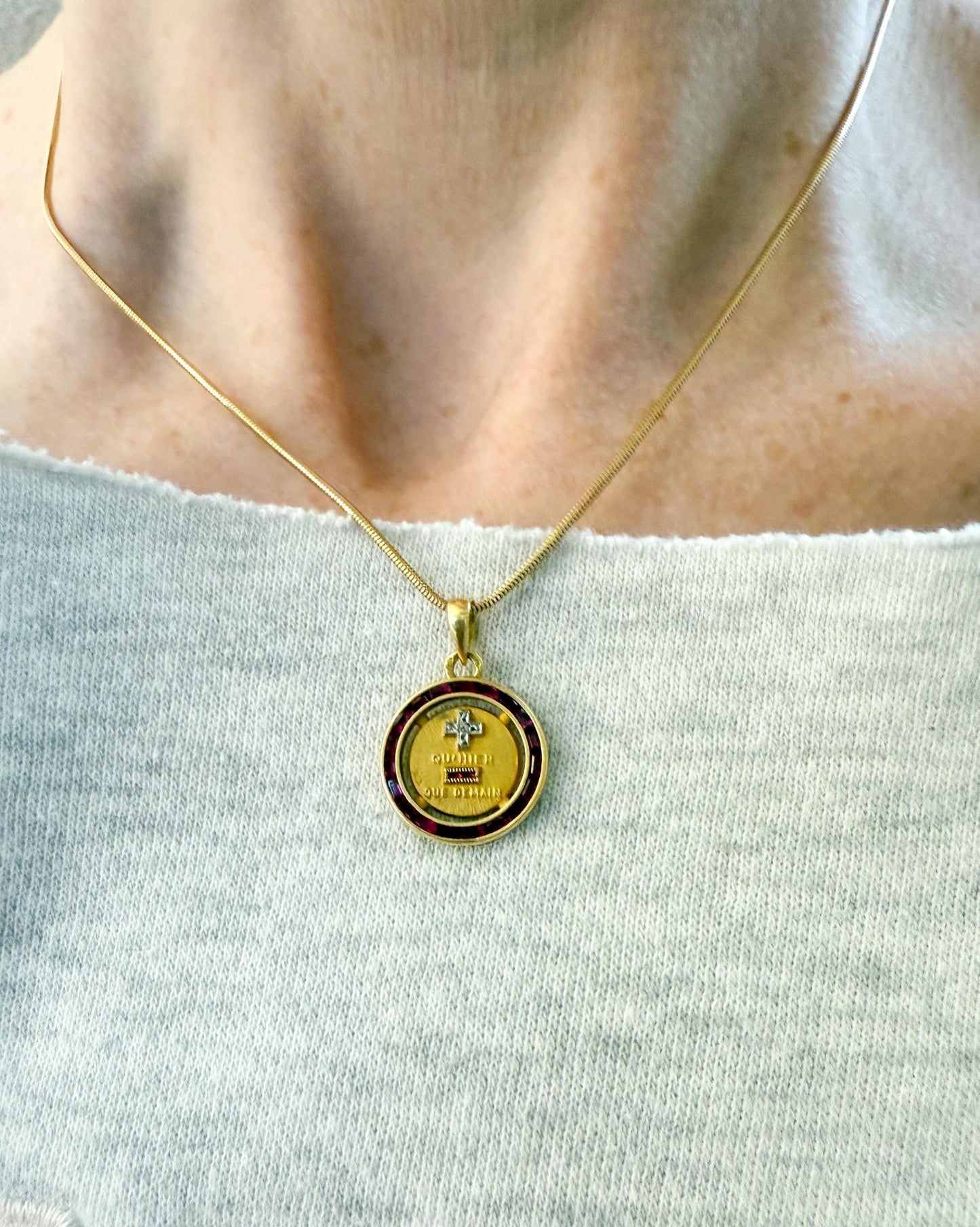 Augis Medal in 18K Yellow Gold