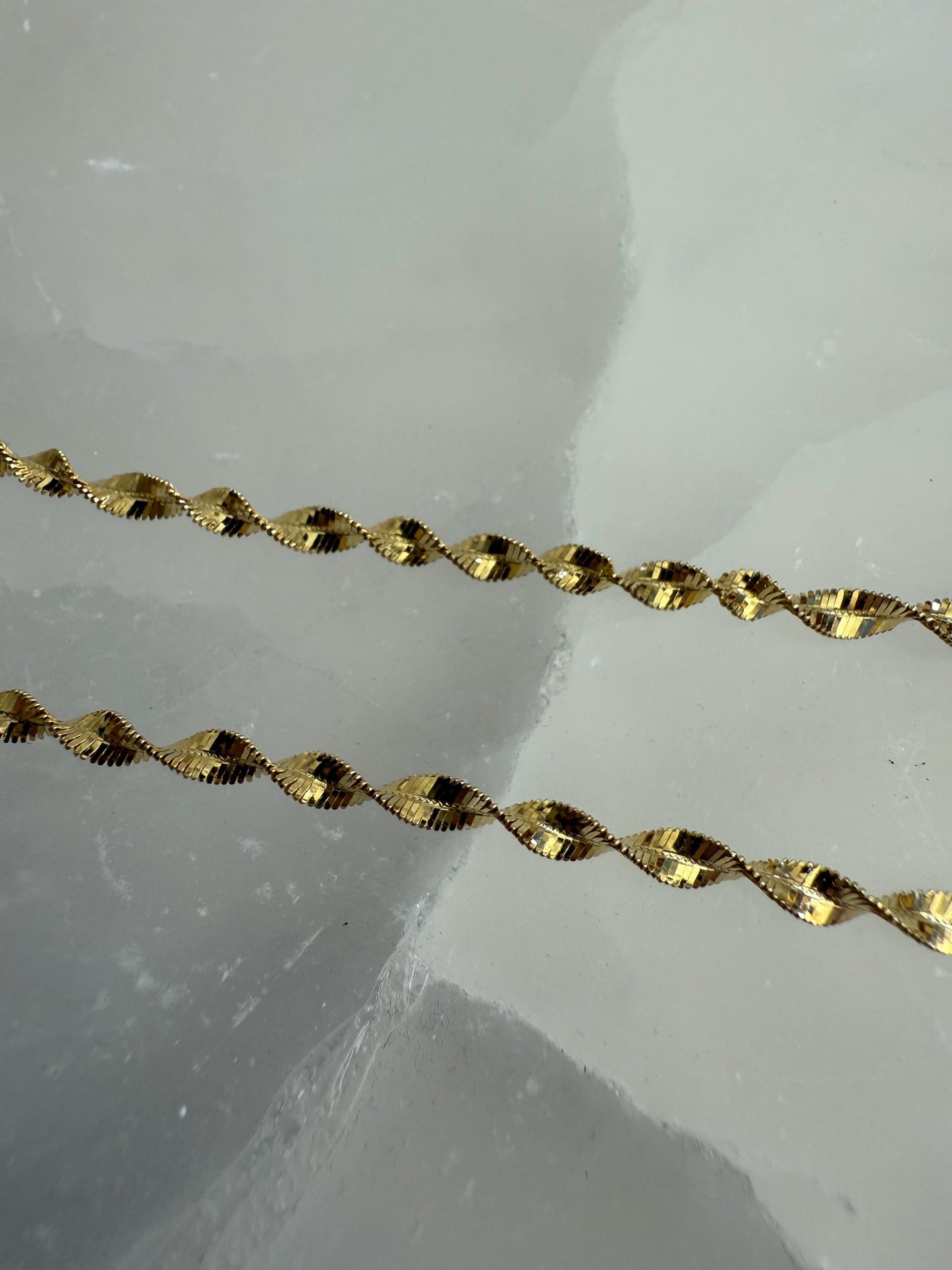 Vintage 10K Yellow Gold Twisted Herringbone Chain  16.5 / 4.1g  Shimmery Retro Gold
