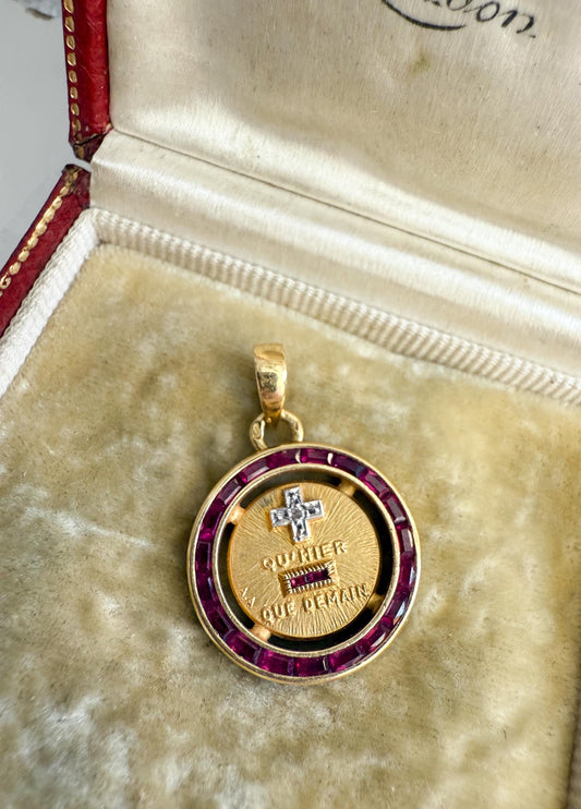 Augis Medal in 18K Yellow Gold