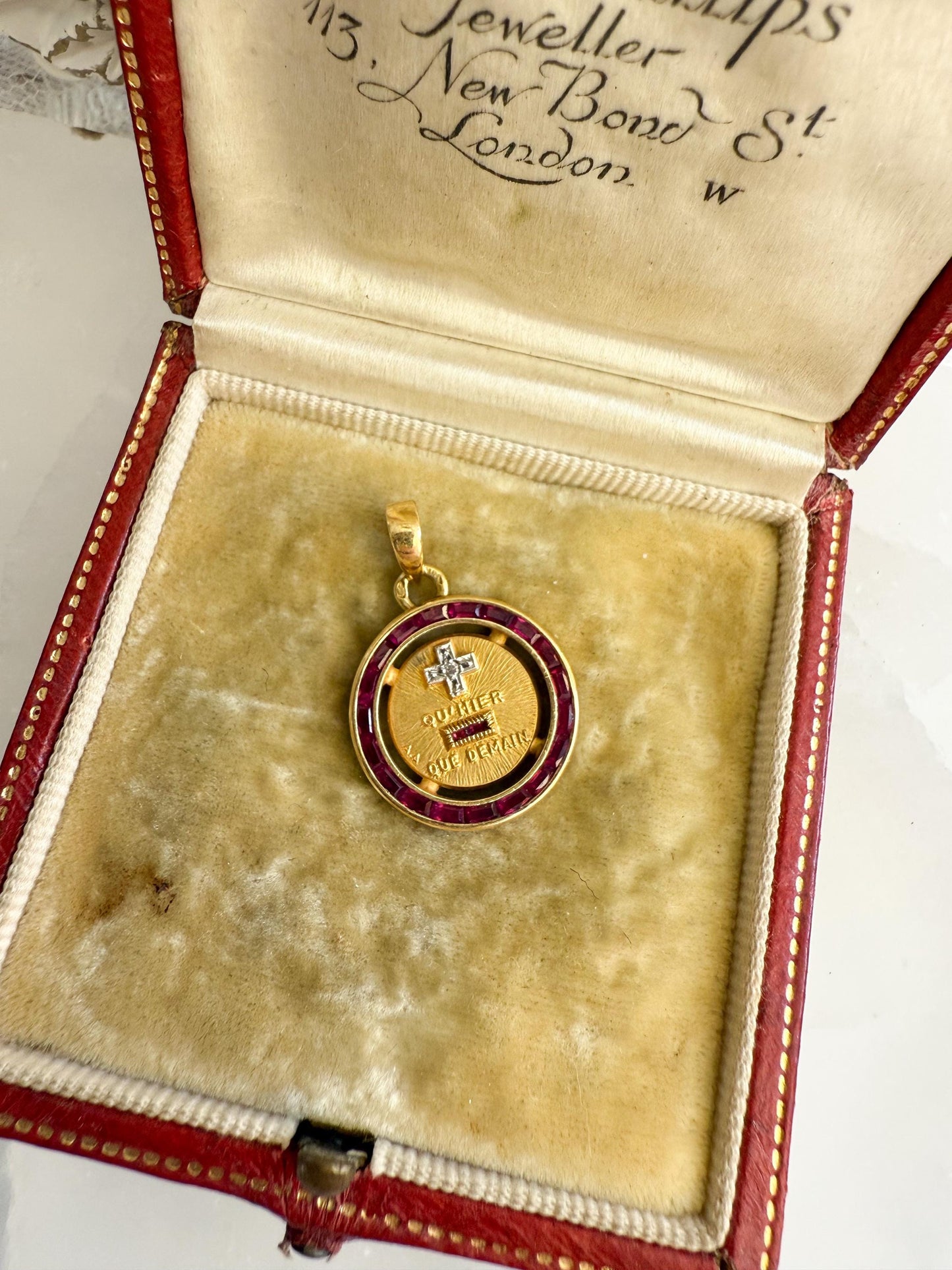 Augis Medal in 18K Yellow Gold