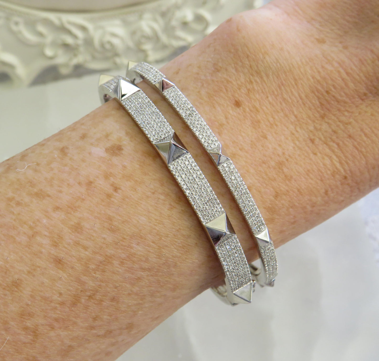14K White Gold Studded Diamond Hinged Bangle